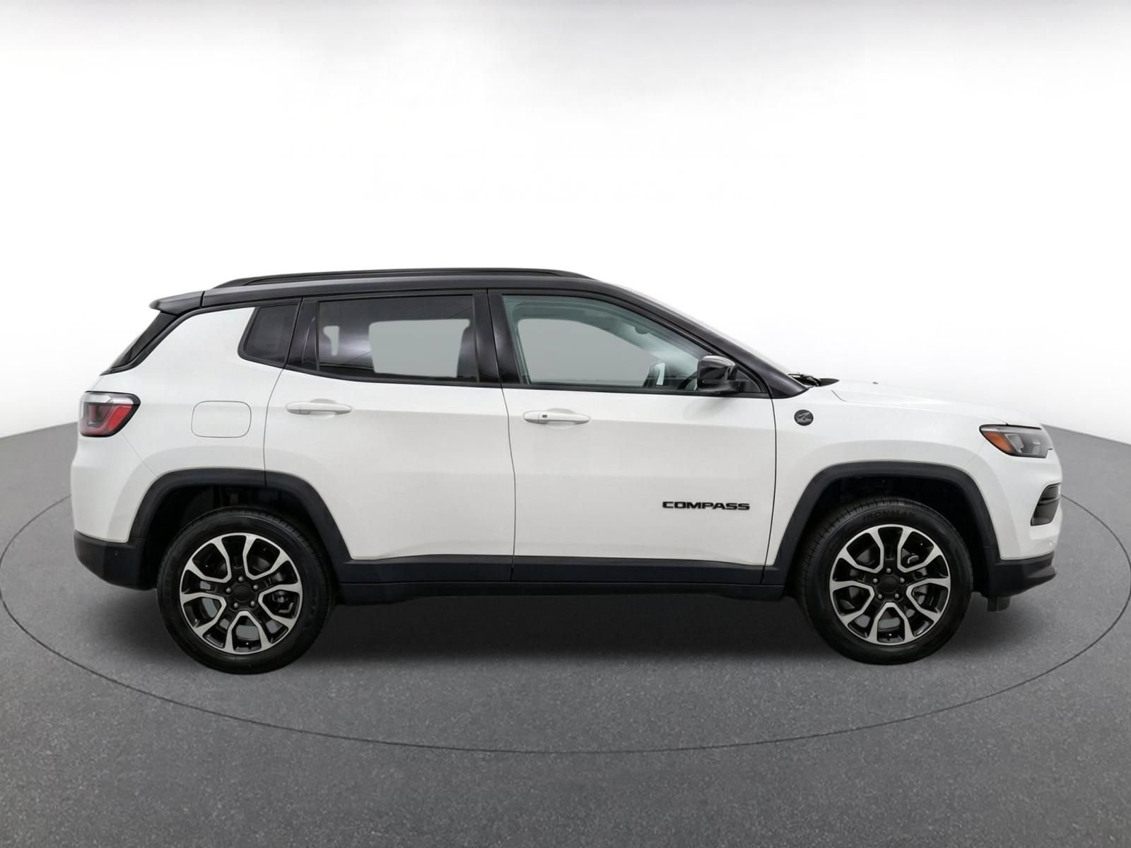 Used 2025 Jeep Compass Trailhawk AWD/4WD image 10