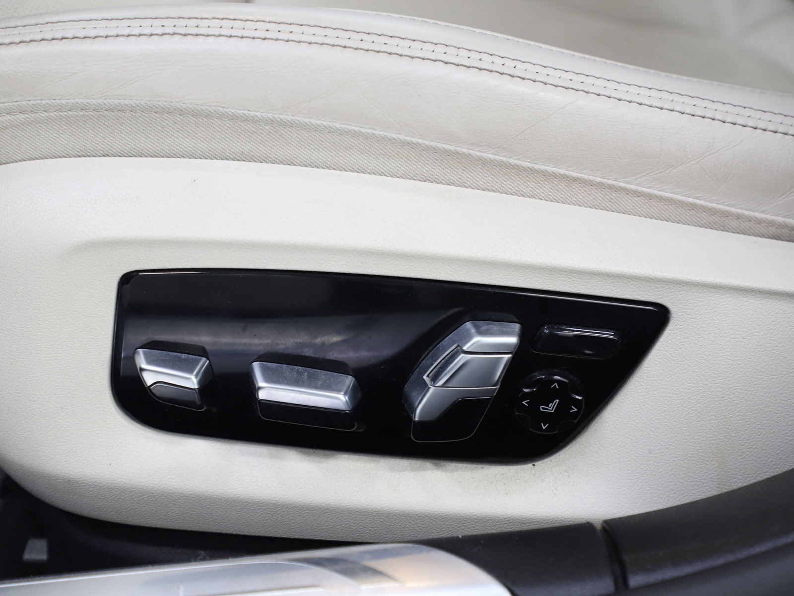 Used 2020 BMW 750i xDrive w/ Executive Package image 30