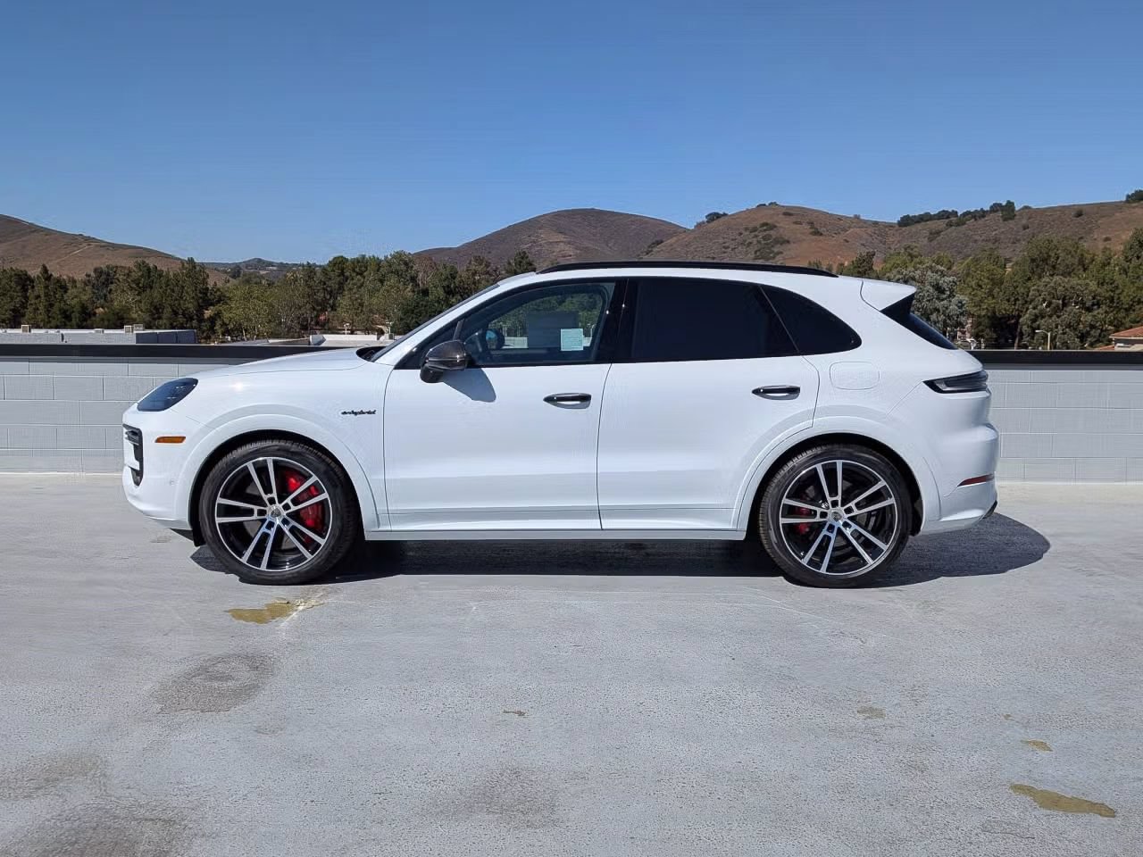 Certified 2025 Porsche Cayenne Turbo AWD/4WD image 2