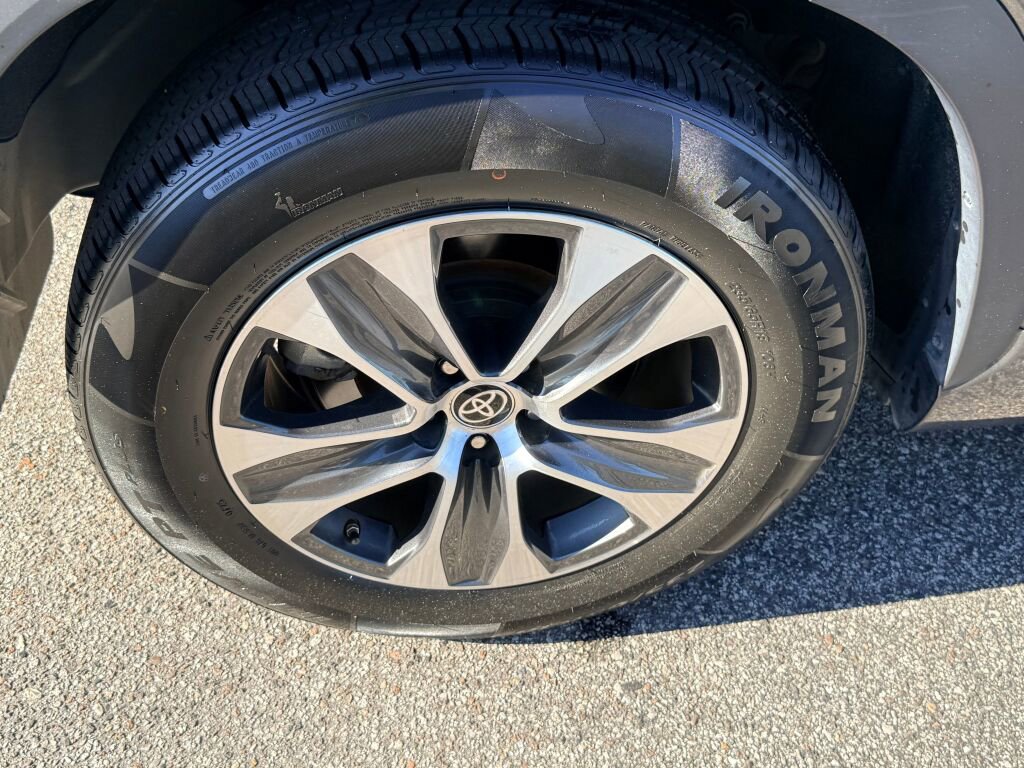 Used 2021 Toyota Highlander XLE image 13