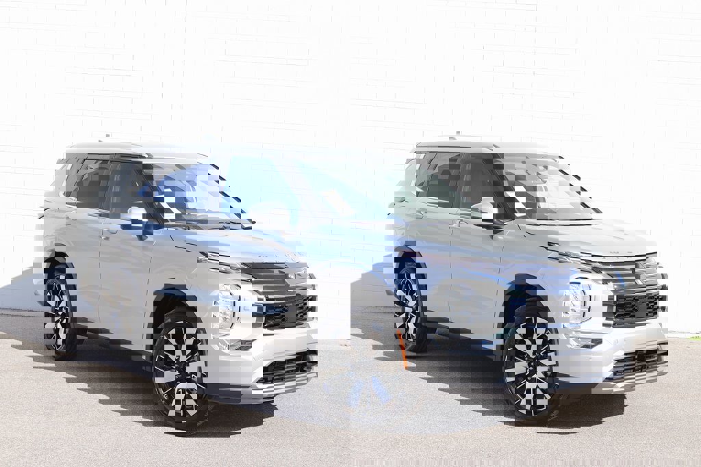 New 2025 Mitsubishi Outlander SE