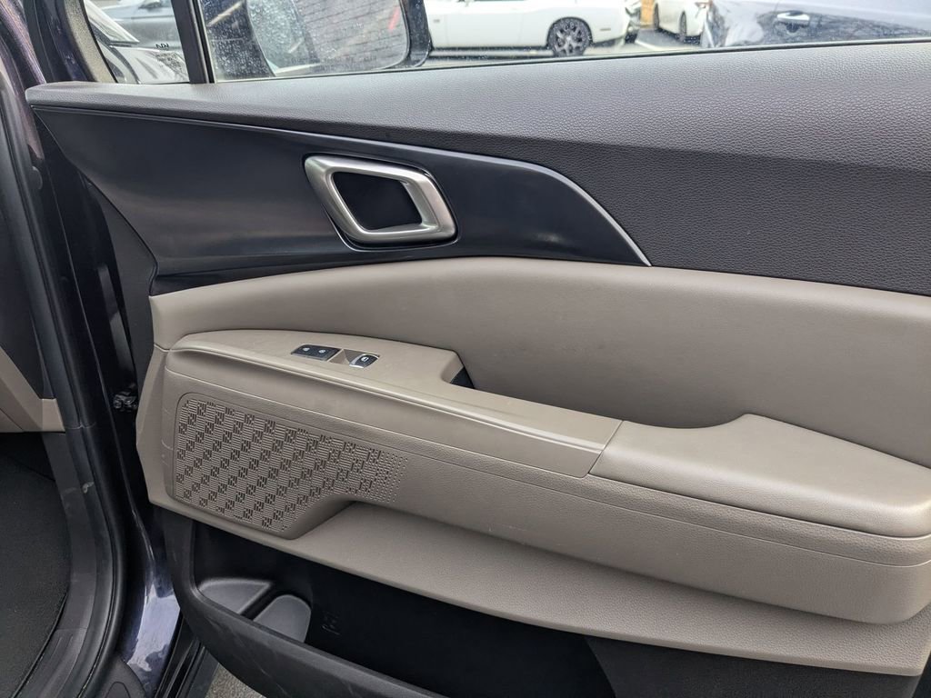 Used 2025 Kia Carnival image 32