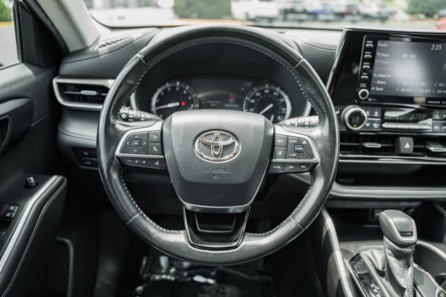 Used 2020 Toyota Highlander XLE AWD/4WD image 28