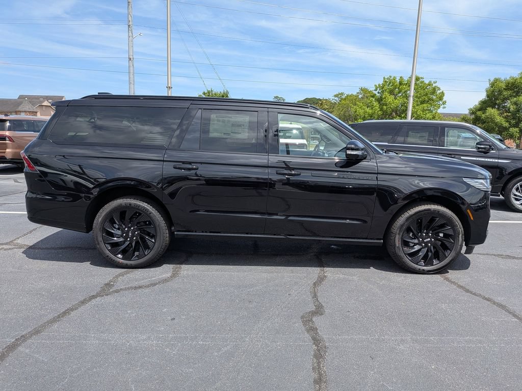 New 2026 Lincoln Navigator L Reserve w/ Jet Appearance Package AWD/4WD image 3
