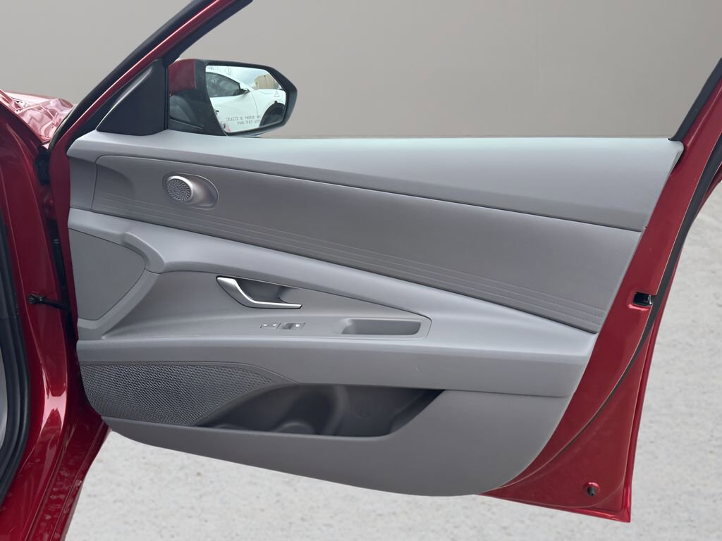 Used 2025 Hyundai Elantra SE image 19