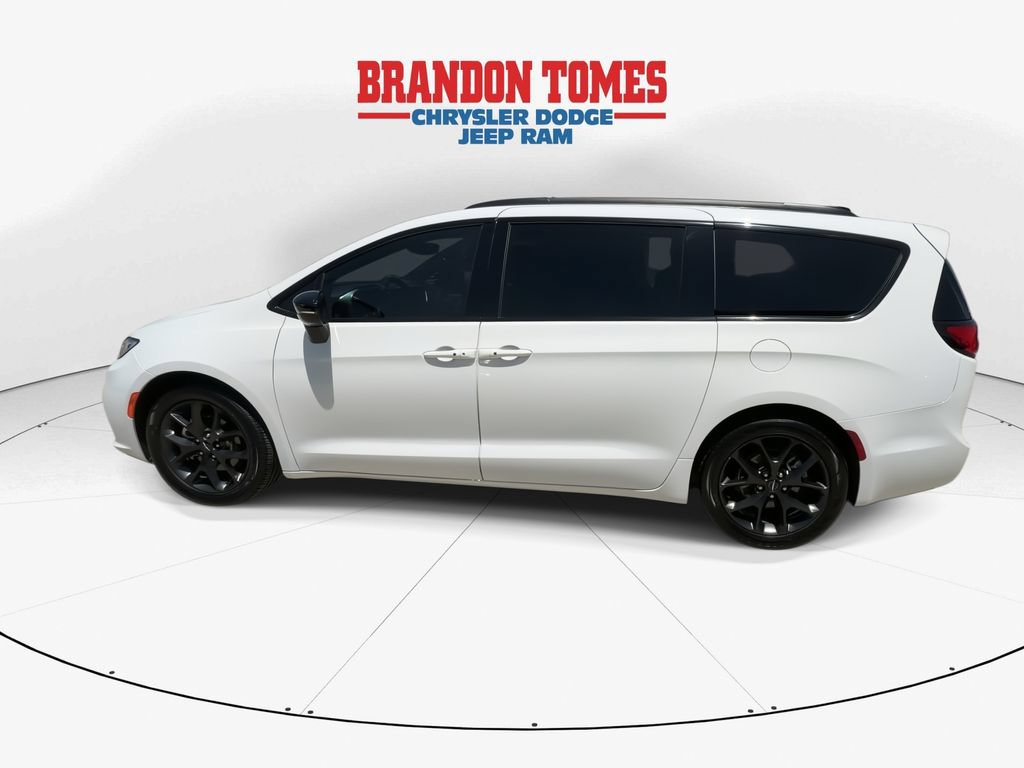 Used 2025 Chrysler Pacifica Limited FWD image 5