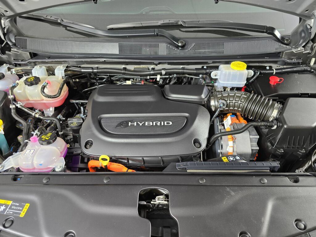 Used 2023 Chrysler Pacifica Limited w/ Uconnect Theater Family Group FWD image 11