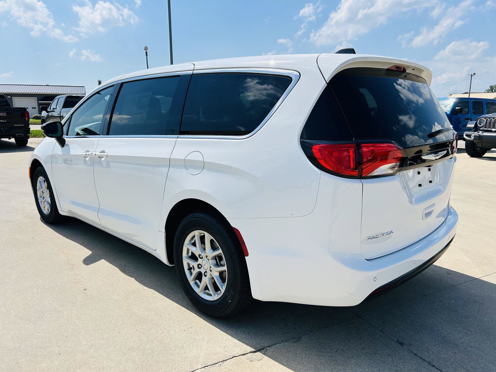 New 2027 Chrysler Pacifica LX FWD image 37
