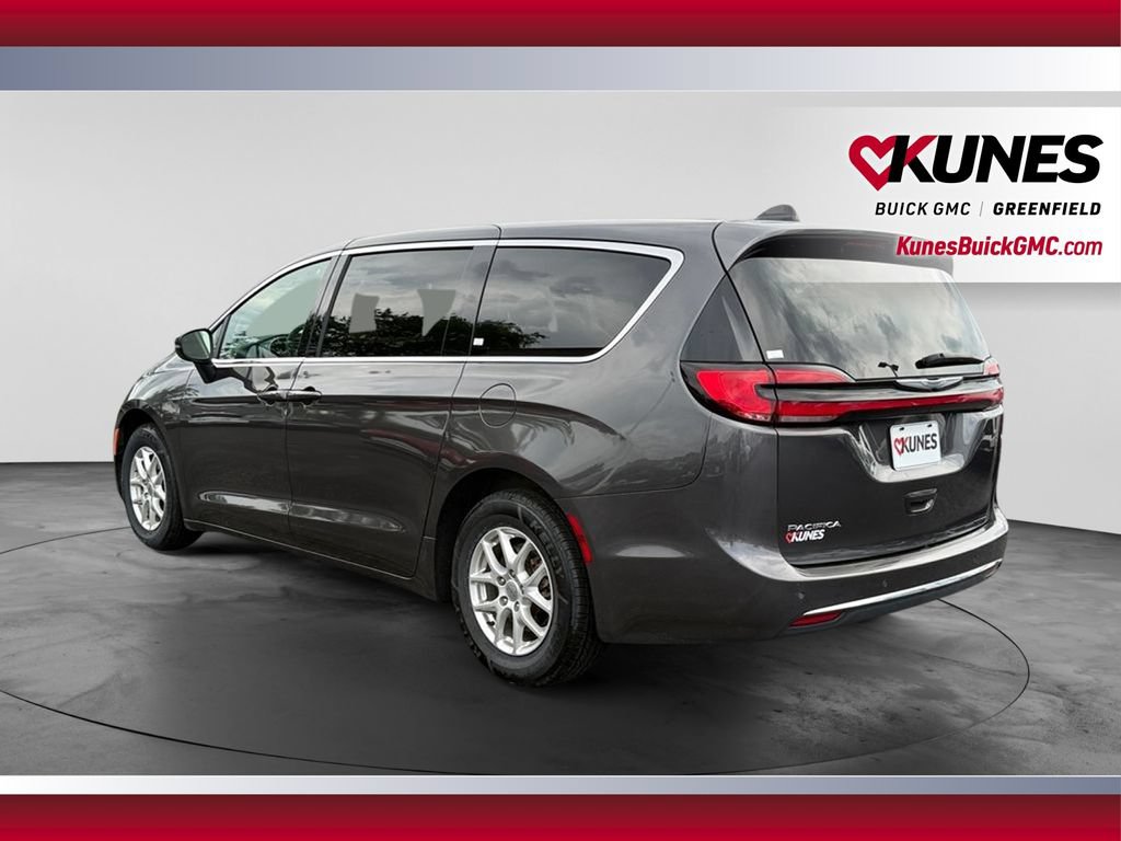 Used 2023 Chrysler Pacifica Touring-L FWD image 8