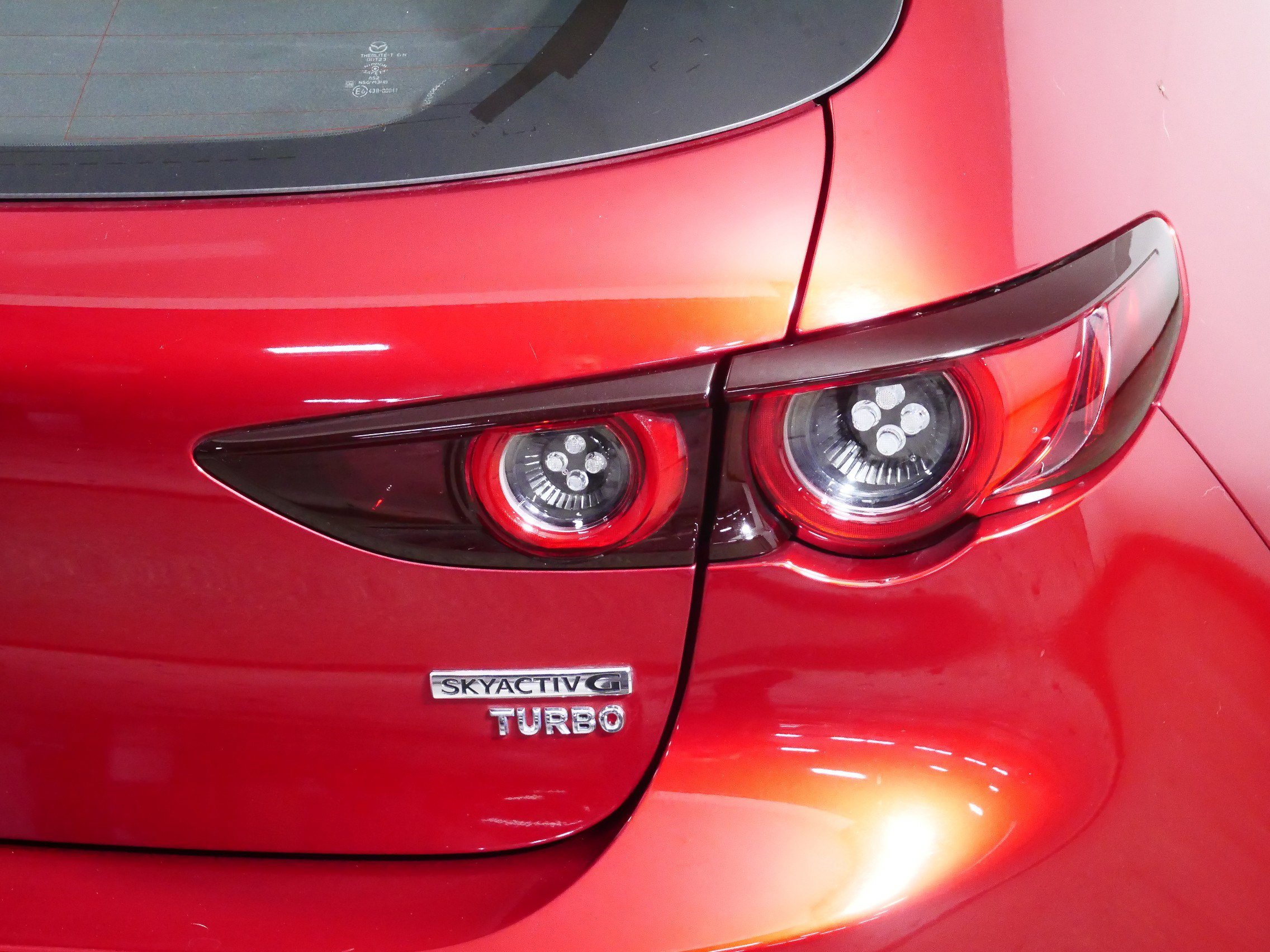 Used 2021 MAZDA MAZDA3 Hatchback w/Premium Plus Pkg image 17