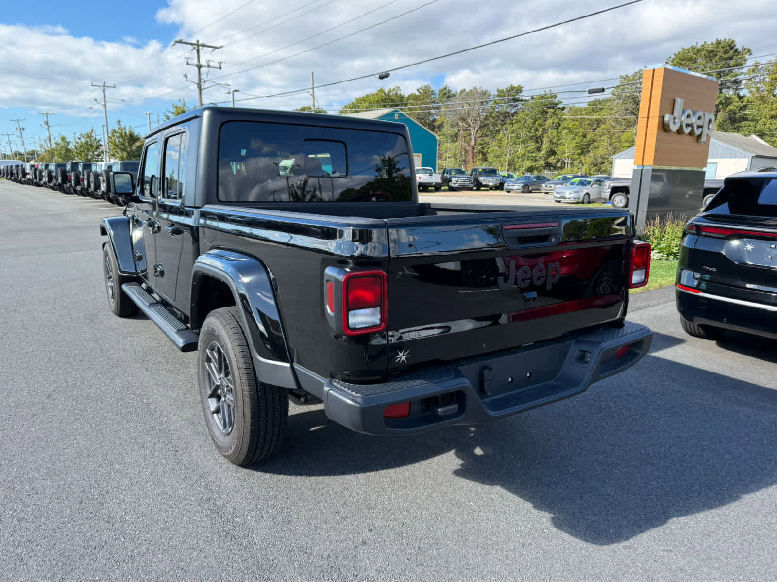 Used 2025 Jeep Gladiator Sport image 6