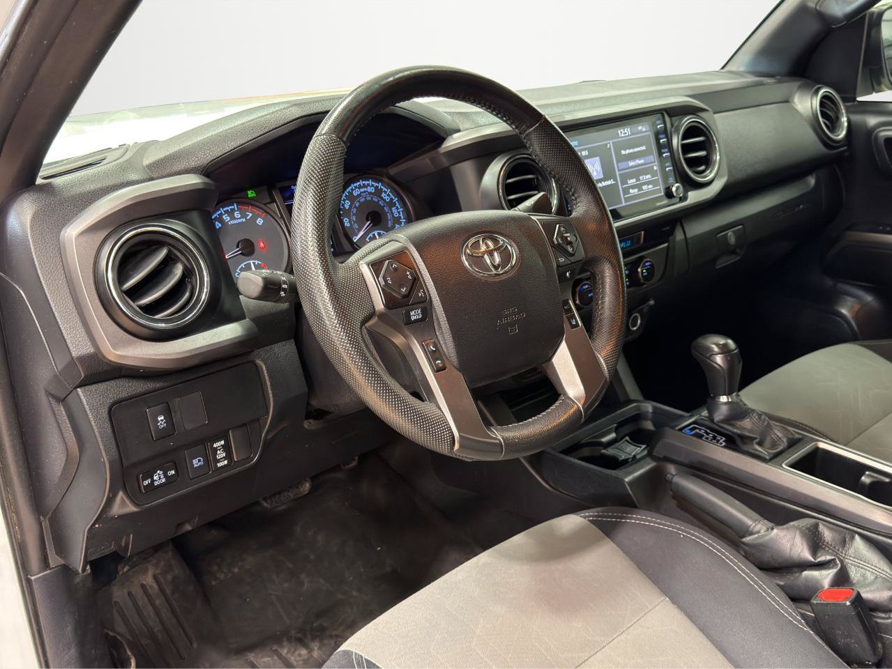 Used 2021 Toyota Tacoma TRD Off-Road w/ Technology Package AWD/4WD image 14