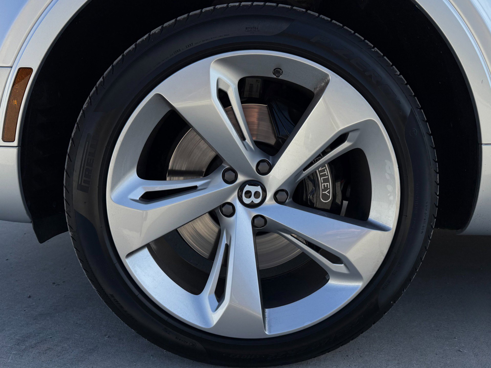 Used 2018 Bentley Bentayga image 45