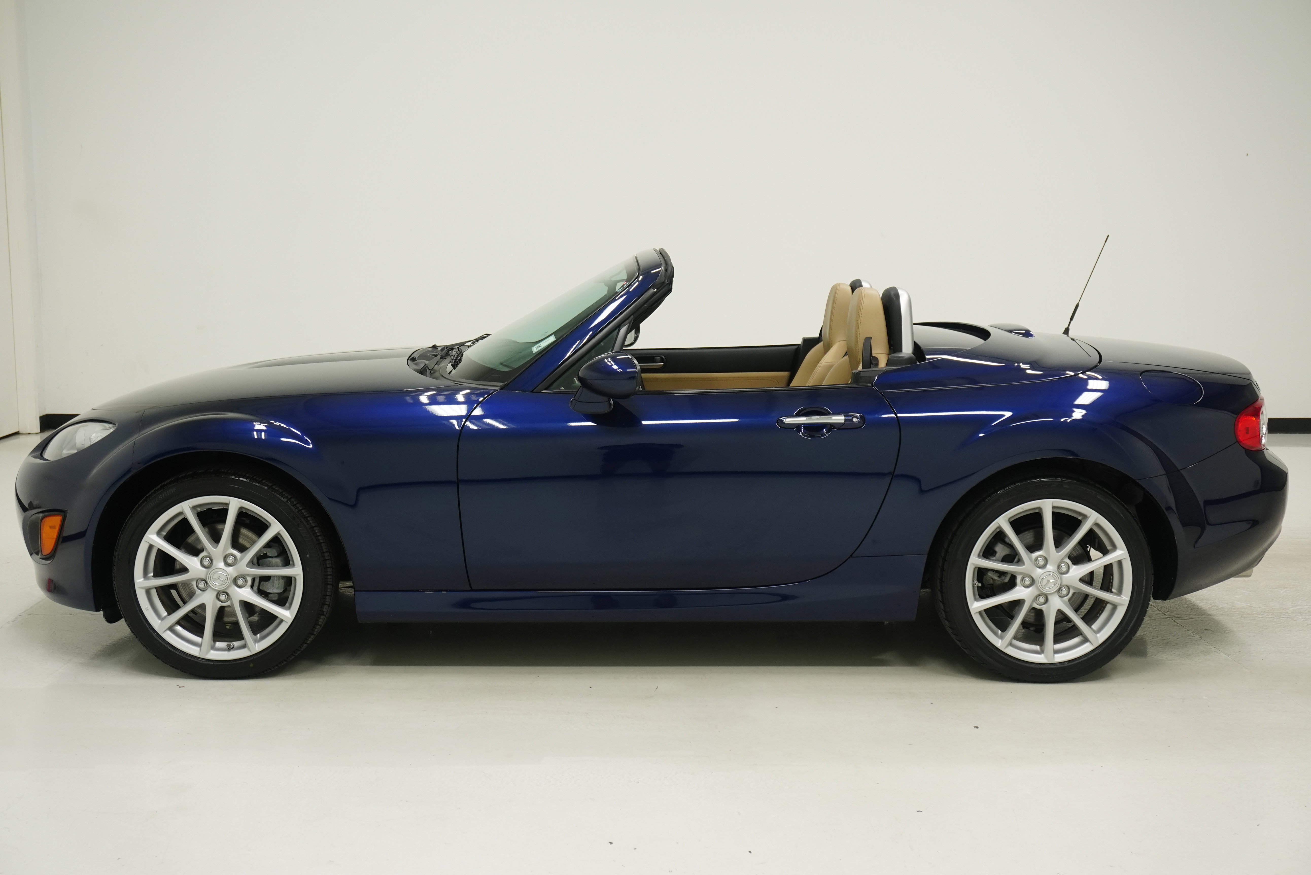 Used 2011 MAZDA MX-5 Miata Grand Touring RWD image 10