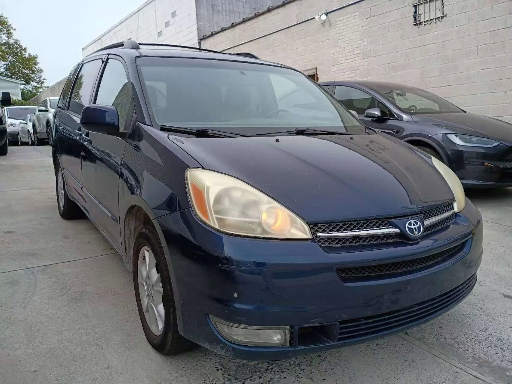 Used 2004 Toyota Sienna XLE image 2