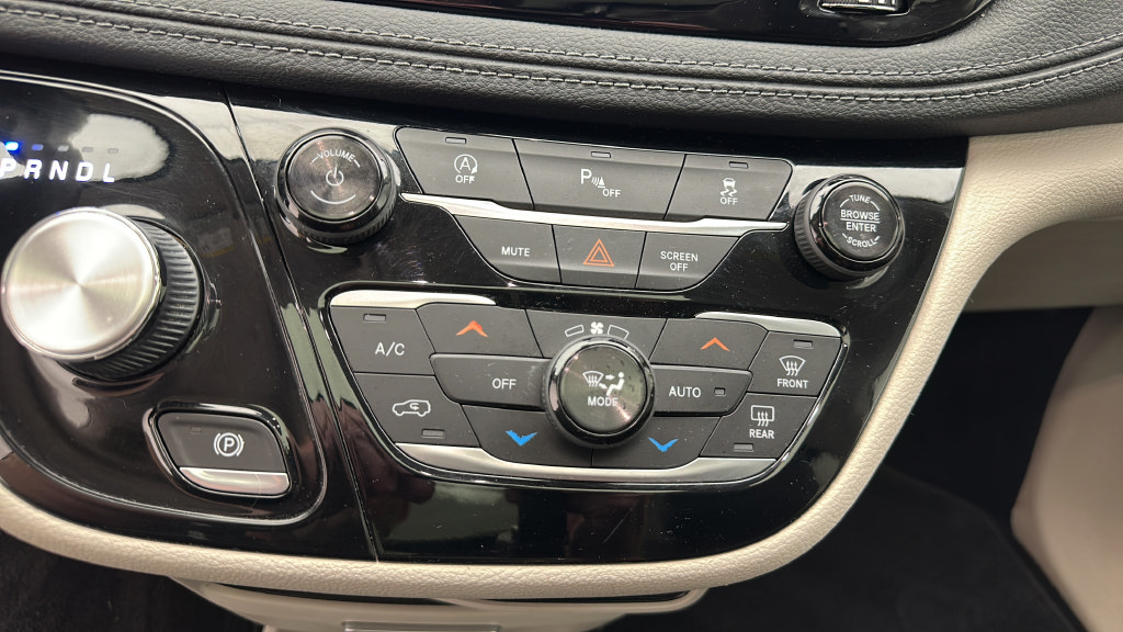 Used 2018 Chrysler Pacifica Limited w/ Tire & Wheel Group FWD image 19