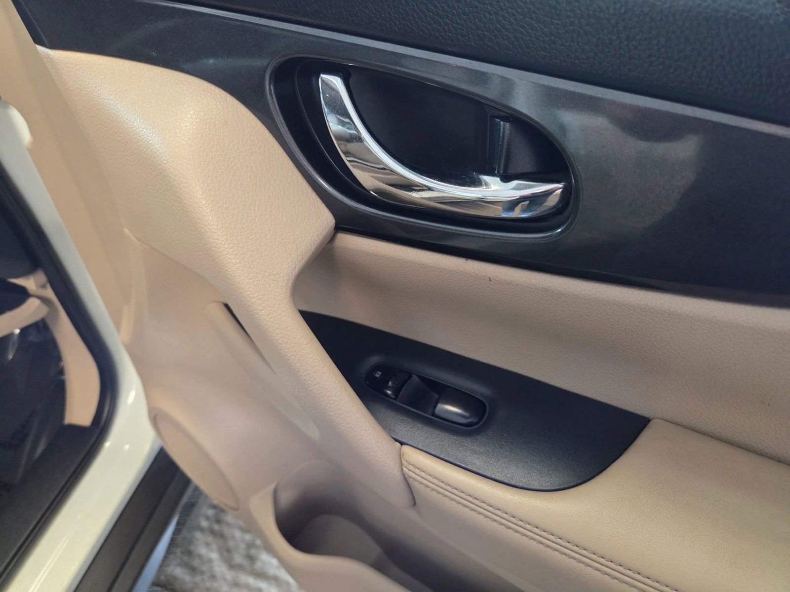 Used 2017 Nissan Rogue SV w/ SV Premium Package image 54