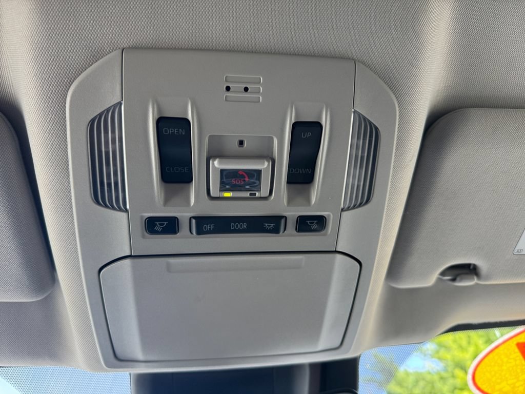 Used 2021 Toyota Highlander XLE AWD/4WD image 26