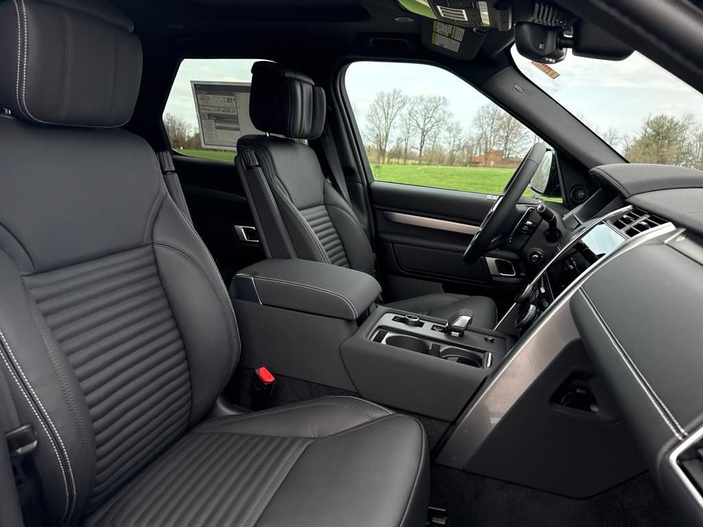 New 2025 Land Rover Discovery Dynamic SE image 16