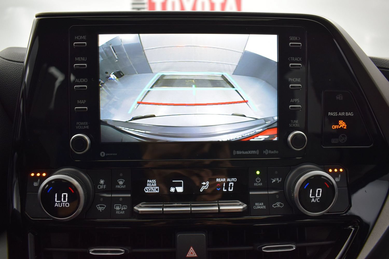 Used 2022 Toyota Highlander XLE AWD/4WD image 18