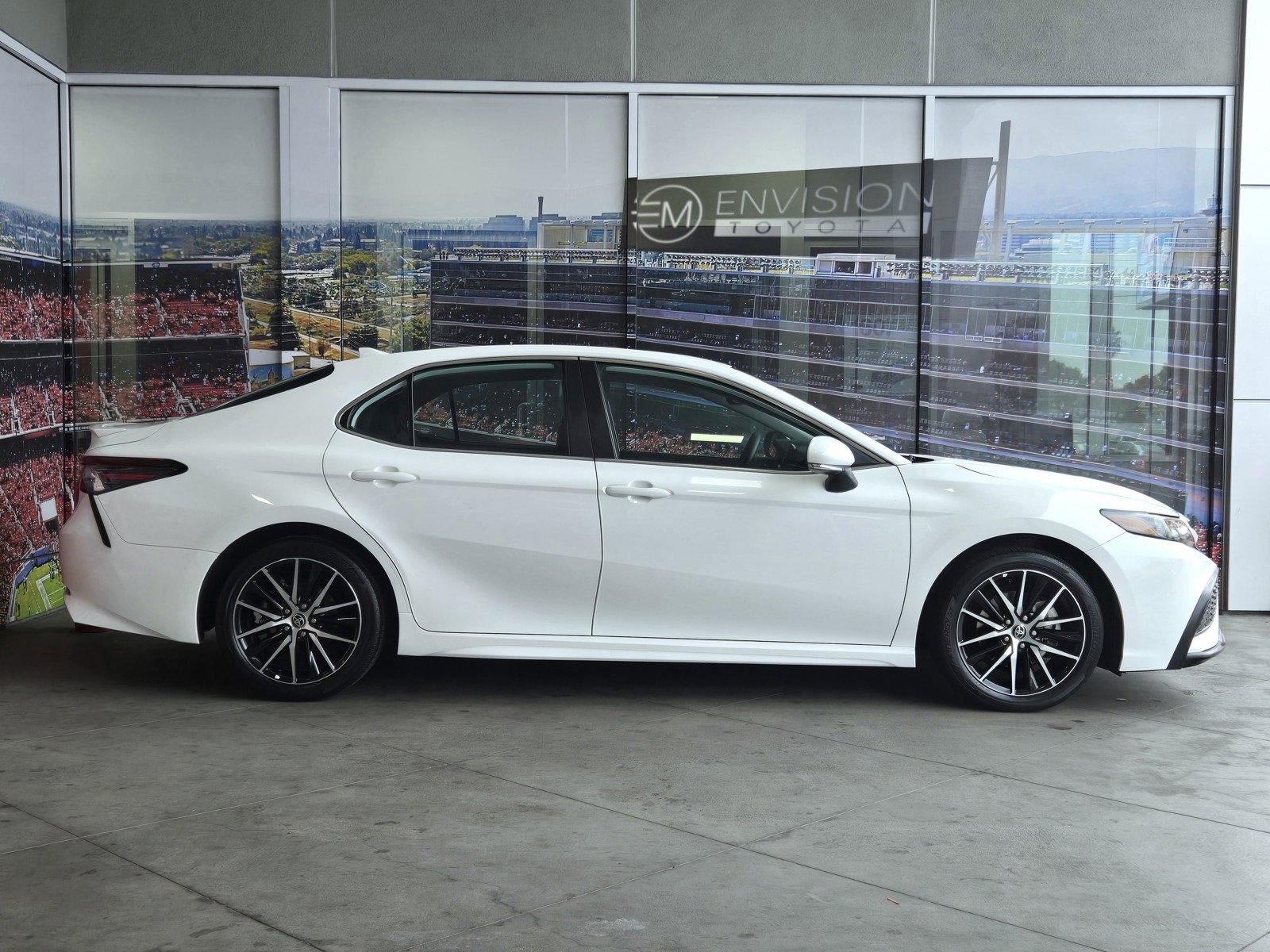 Certified 2021 Toyota Camry SE image 4