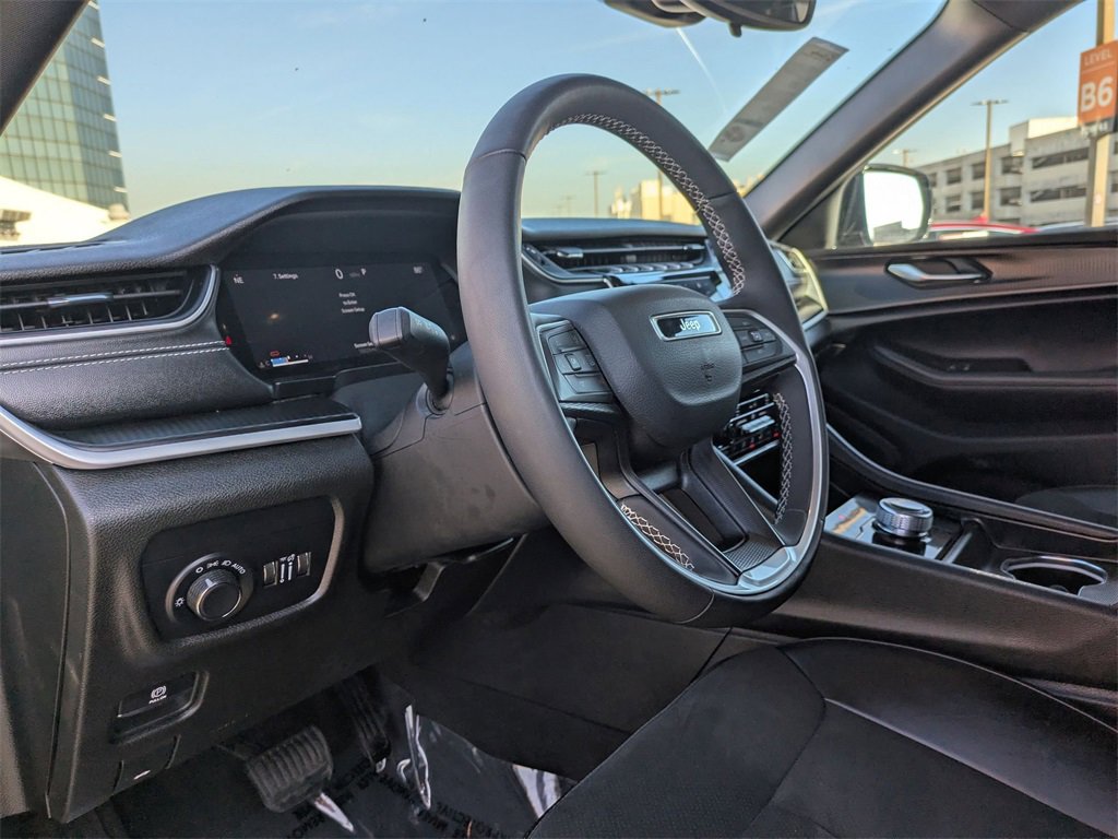 Used 2024 Jeep Grand Cherokee L Laredo image 15