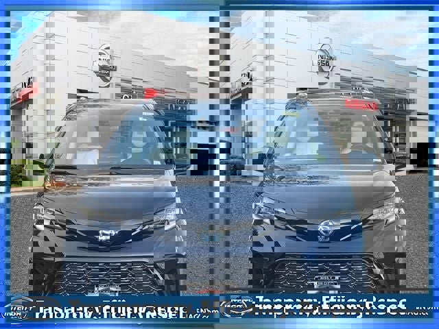 Used 2025 Toyota Sienna XSE w/ XSE Plus Package image 2