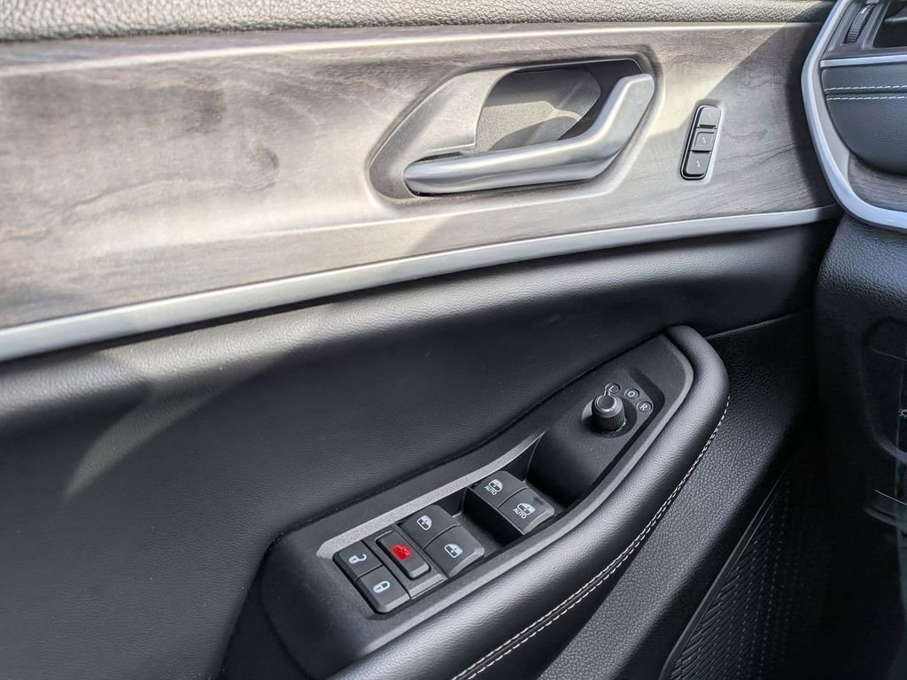 Used 2024 Jeep Grand Cherokee Limited AWD/4WD image 26