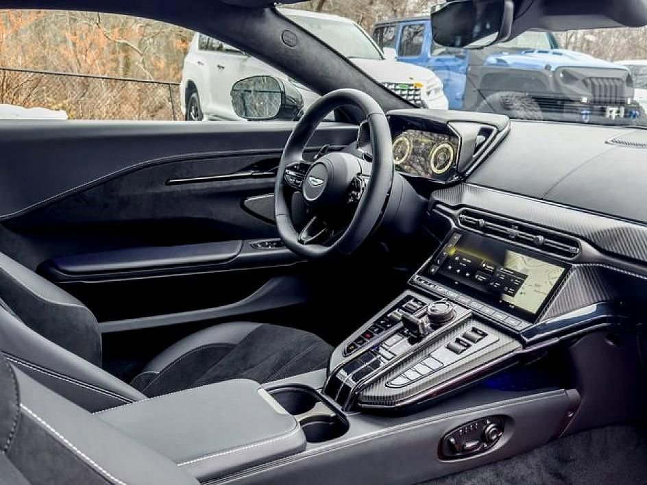Used 2025 Aston Martin V8 Vantage Coupe image 5