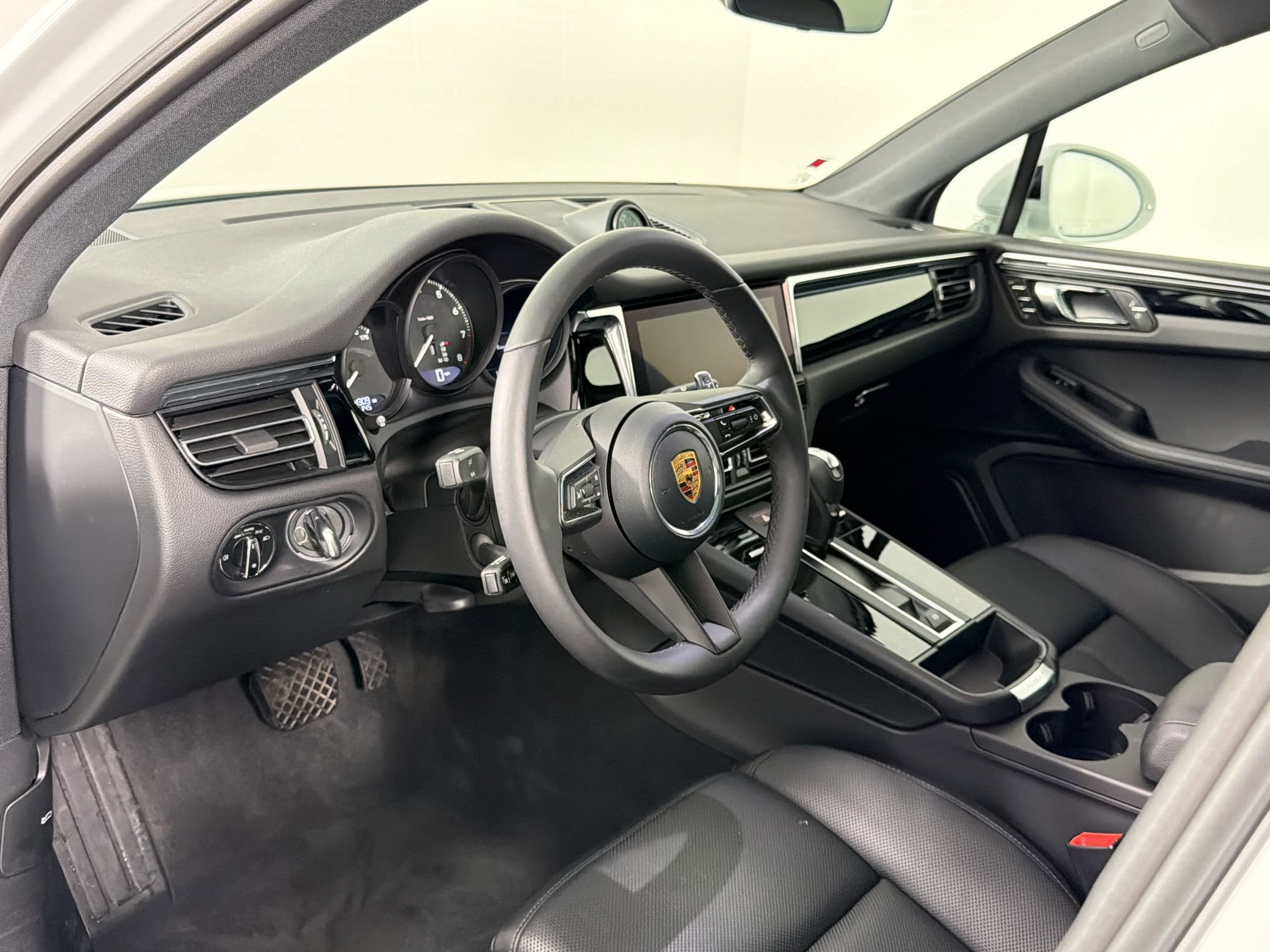 Certified 2026 Porsche Macan AWD/4WD image 4
