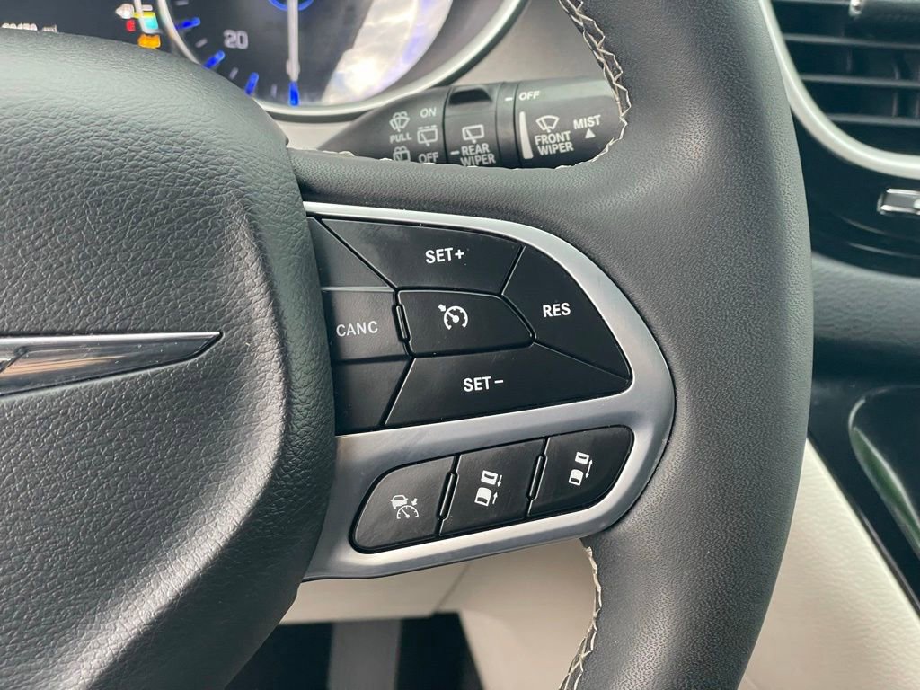 Used 2023 Chrysler Pacifica Touring-L image 20