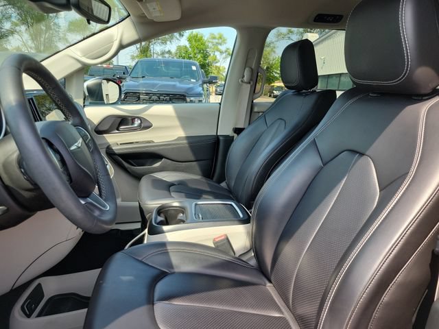 Used 2023 Chrysler Pacifica Touring-L AWD/4WD image 6