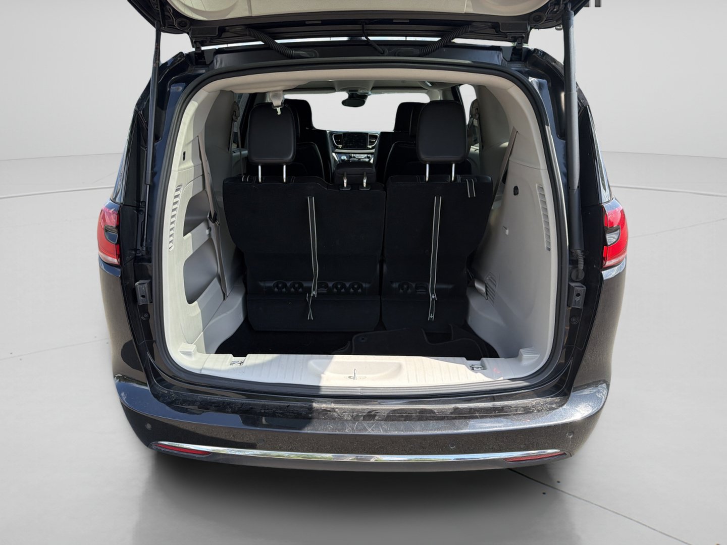 Used 2023 Chrysler Pacifica Touring-L FWD image 11