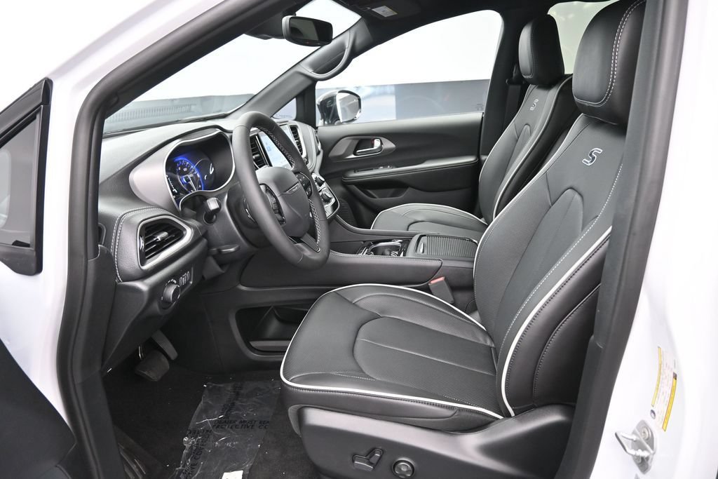 New 2027 Chrysler Pacifica Limited FWD image 12