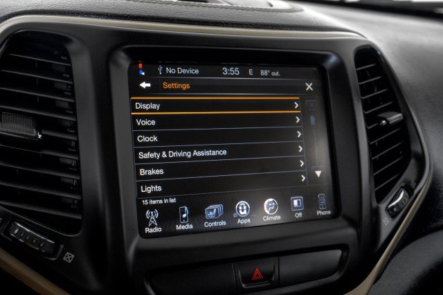 Used 2016 Jeep Cherokee Latitude w/ Cold Weather Group AWD/4WD image 32