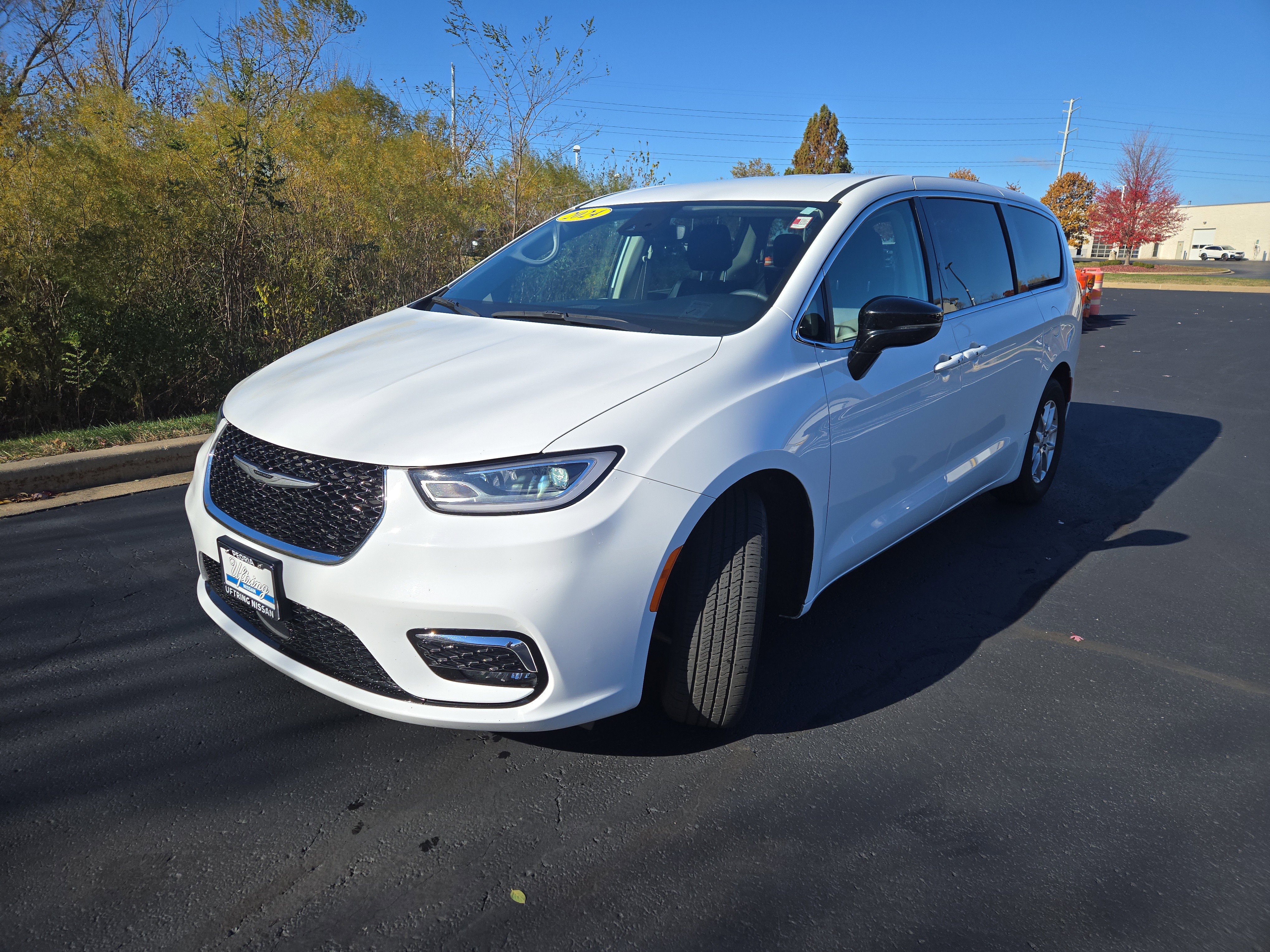 Used 2024 Chrysler Pacifica Touring-L image 4