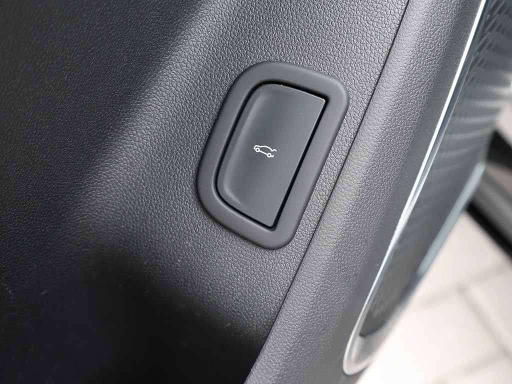 Used 2025 Chevrolet Traverse RS FWD image 14