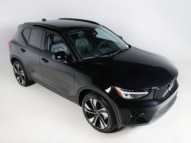 Used 2025 Volvo XC40 B5 Plus AWD/4WD image 28