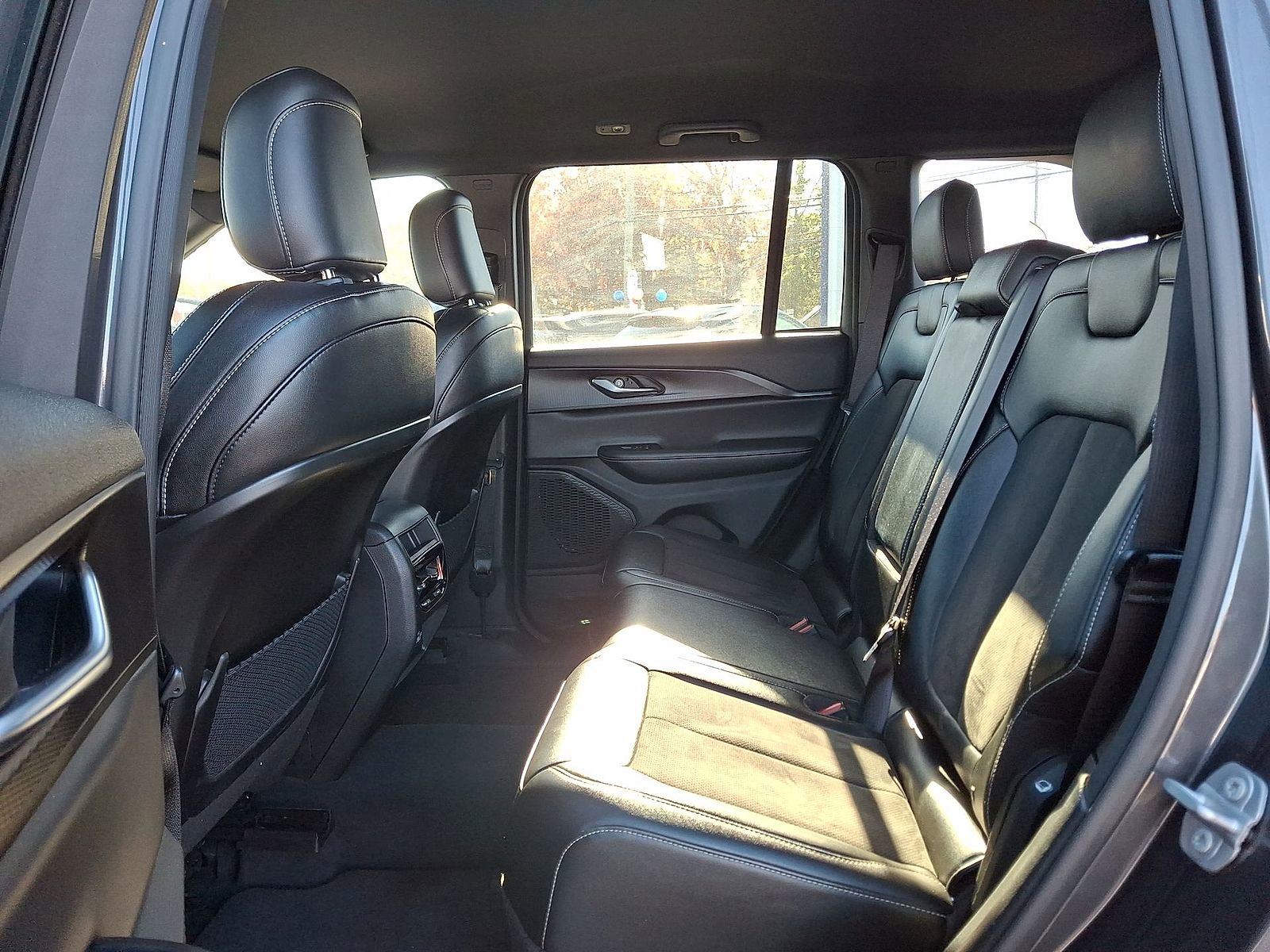 Used 2023 Jeep Grand Cherokee Altitude image 26