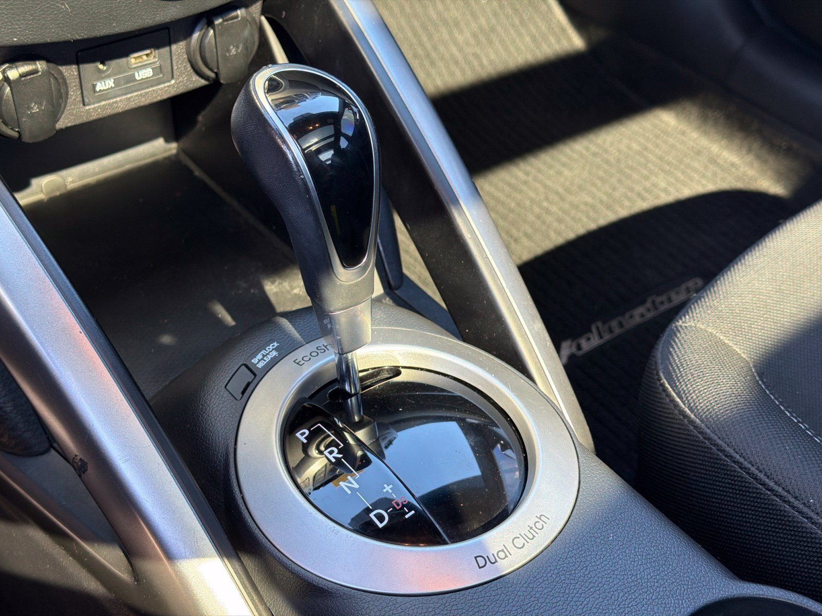Used 2017 Hyundai Veloster Value Edition FWD image 24
