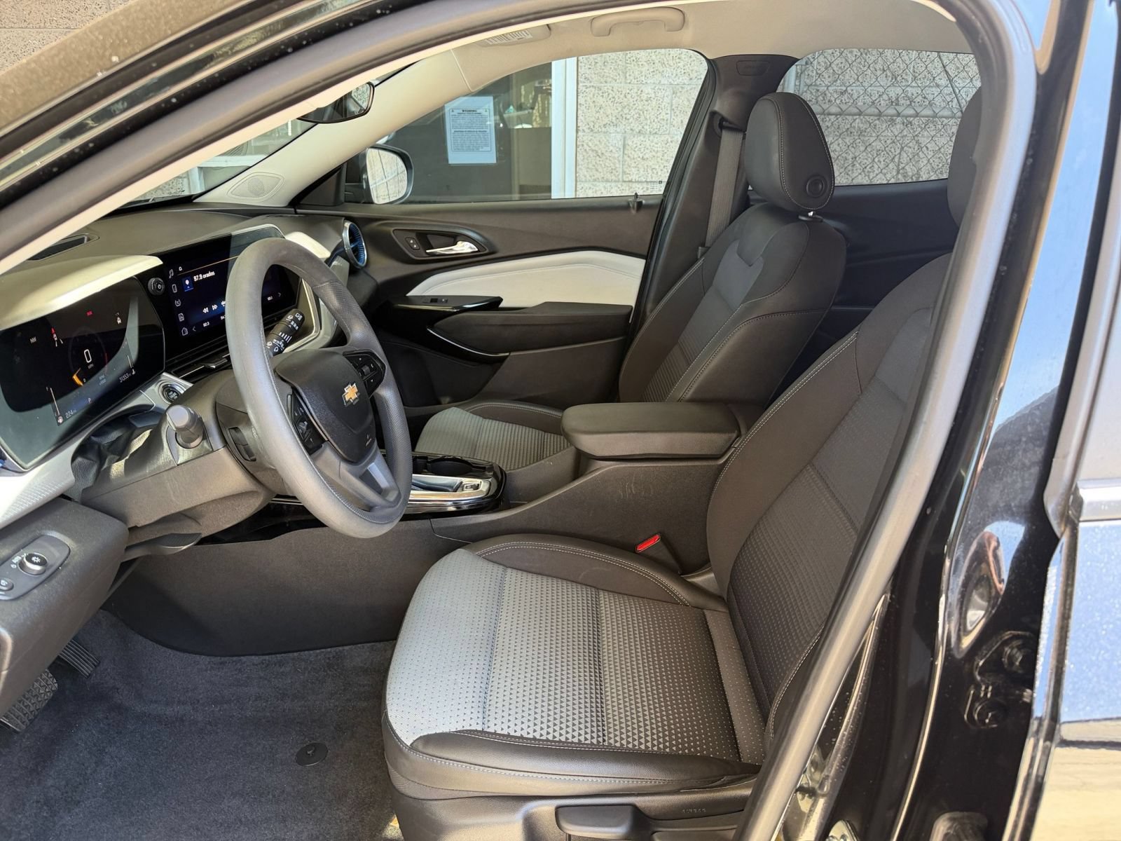 Used 2025 Chevrolet Trax LT FWD image 25