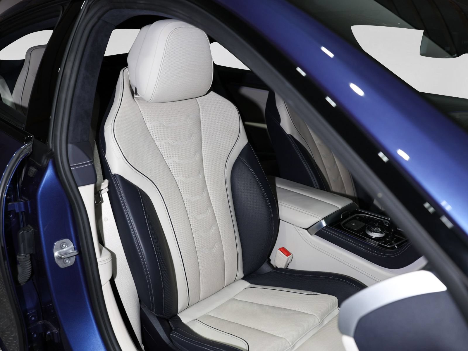 Used 2023 BMW ALPINA B8 xDrive Gran Coupe AWD/4WD image 4