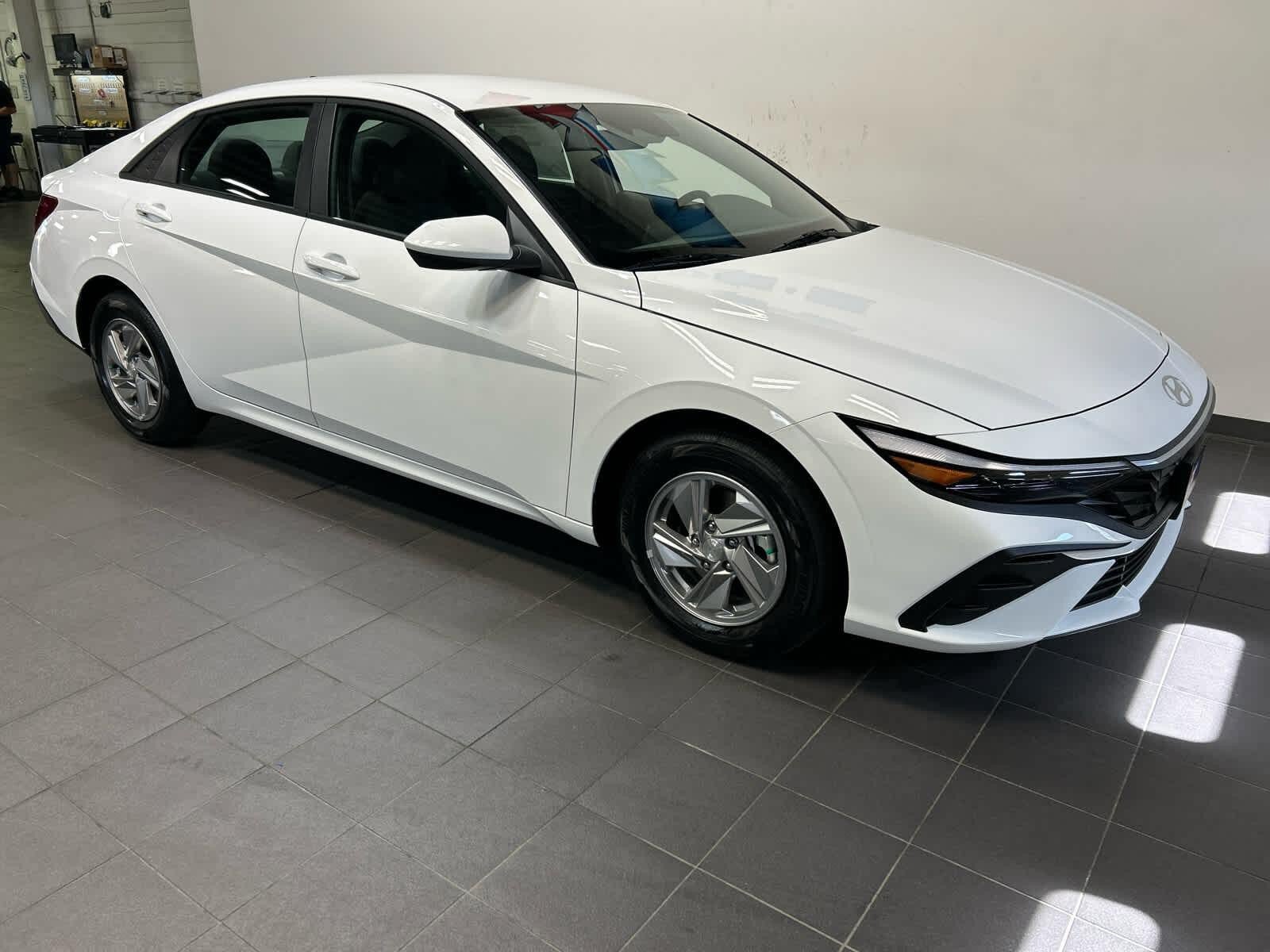 New 2026 Hyundai Elantra SE FWD image 2