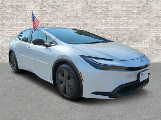 Used 2025 Toyota Prius LE FWD image 1