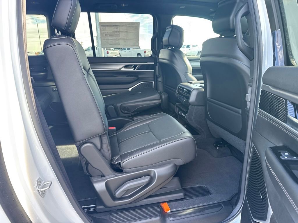 New 2026 Jeep Grand Wagoneer L 4WD w/ Premium Group I image 32
