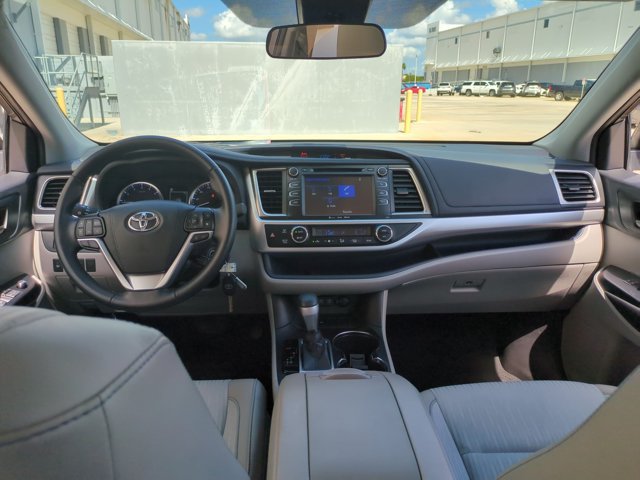 Used 2019 Toyota Highlander Plus FWD image 16