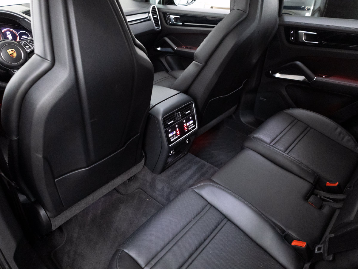 Certified 2023 Porsche Cayenne Turbo S AWD/4WD image 31