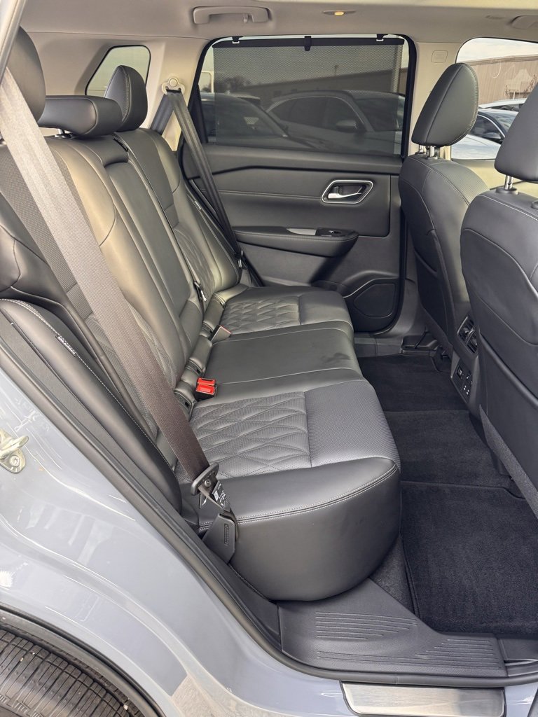 Used 2025 Nissan Rogue Platinum w/ Platinum Premium Package image 13