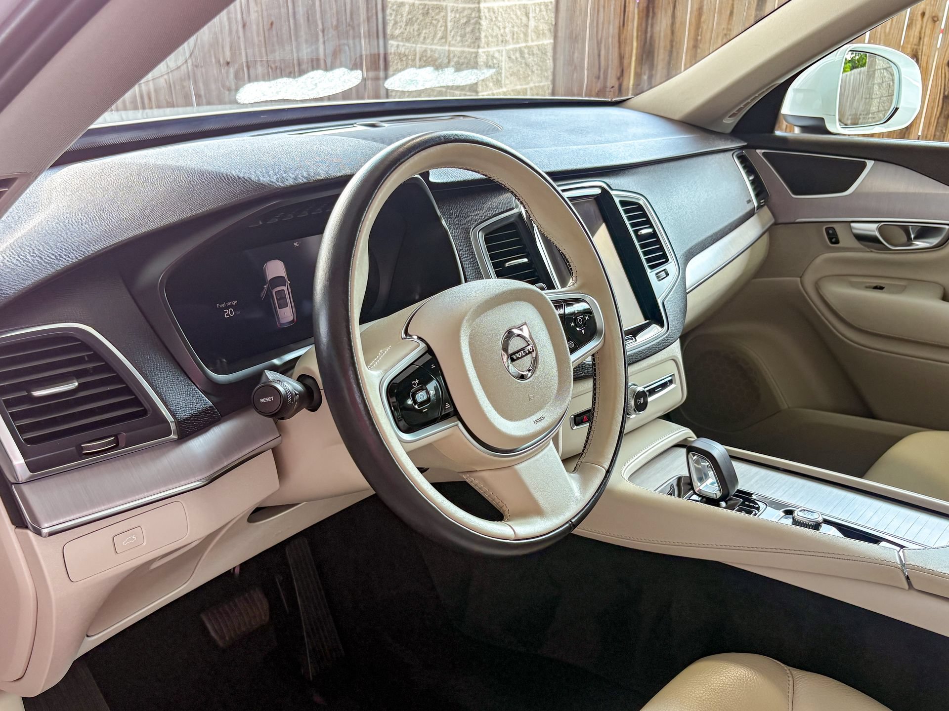 Used 2025 Volvo XC90 B5 Core AWD/4WD image 6