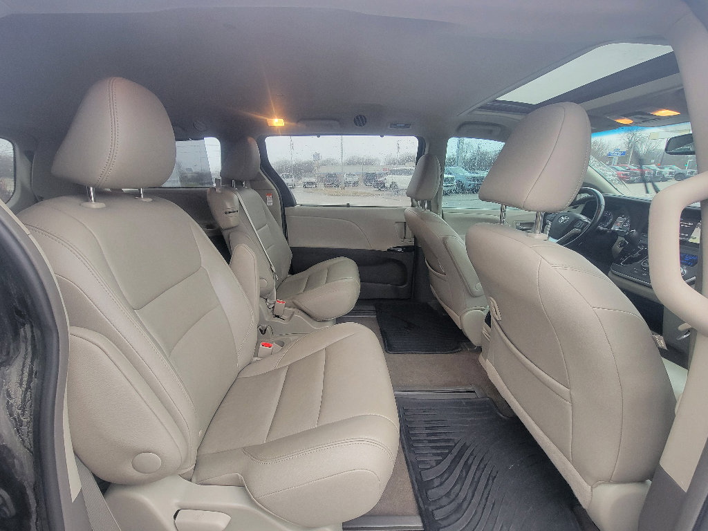 Used 2015 Toyota Sienna XLE w/ XLE Navigation Package image 33